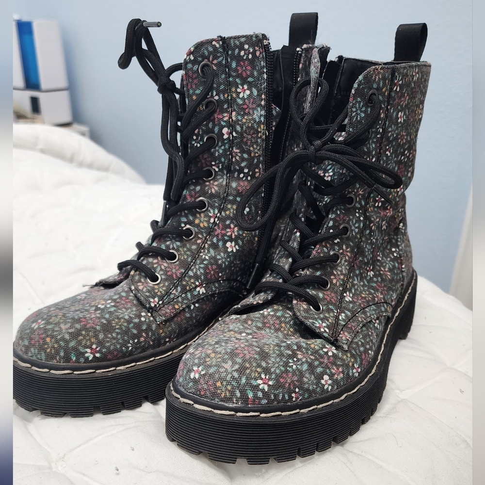 Sincerly Jules Floral 90s Combat Boots (Similar to Dr. Martins)